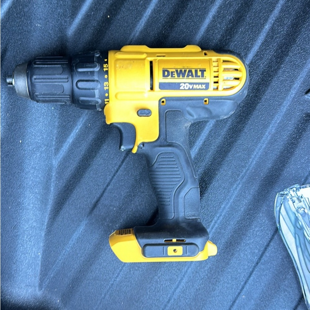 DEWALT 20V DRILL